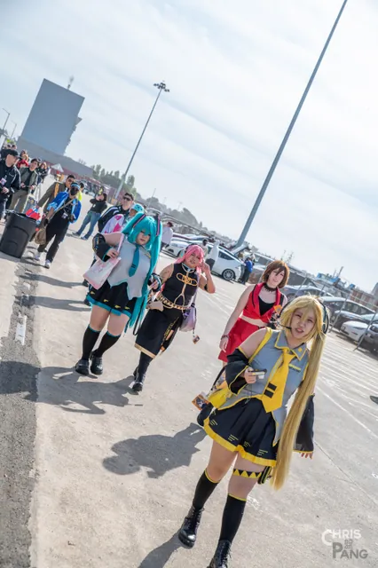 Photo by Christopher Pang / ChrisPang Productions. A cosplayer in a dark blue coat with gold trim at CarrierCon.