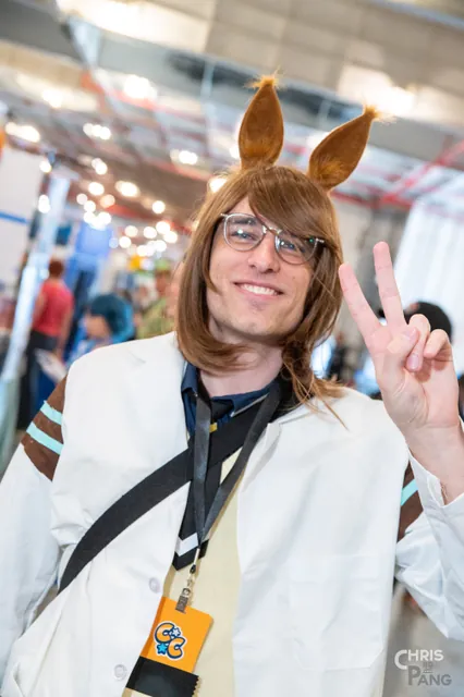 Photo by Christopher Pang / ChrisPang Productions. A cosplayer in a white and gold outfit at CarrierCon.